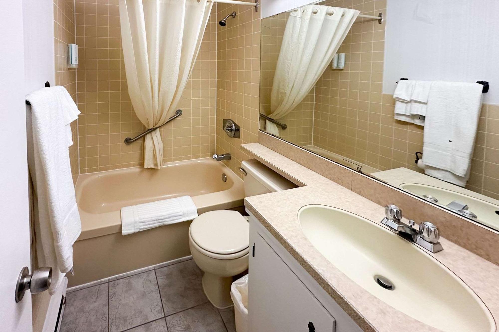 Canadas Best Value Inn&Suites - Woodstock Exterior foto